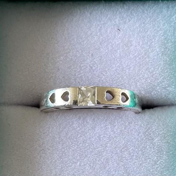 Sterling silver band square cubic zirconia flanked by hearts - Picture 3 of 4